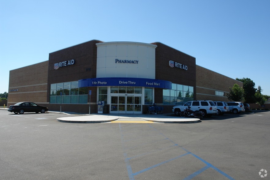 1735 E Walnut Ave, Visalia, CA for sale - Building Photo - Image 2 of 16