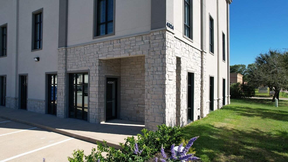 4324 Greenbriar Dr, Stafford, TX for lease - Building Photo - Image 2 of 3