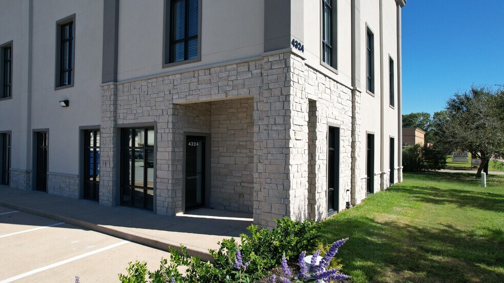 4324 Greenbriar Dr, Stafford, TX à louer - Photo du bâtiment - Image 2 de 3