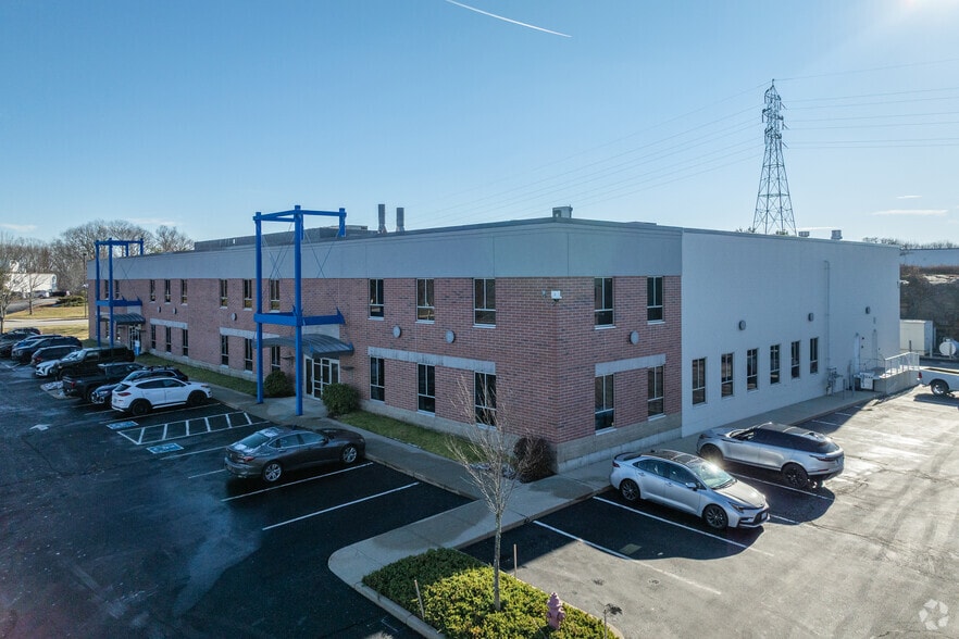 900 Highland Corporate Dr, Cumberland, RI for sale - Primary Photo - Image 1 of 4