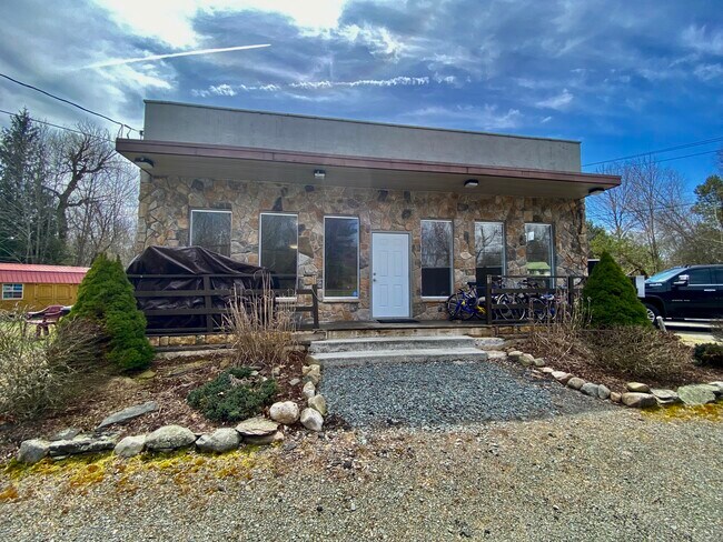 Plus de détails pour 84 Cimarron Rd, Monticello, NY - Commerce de détail à vendre