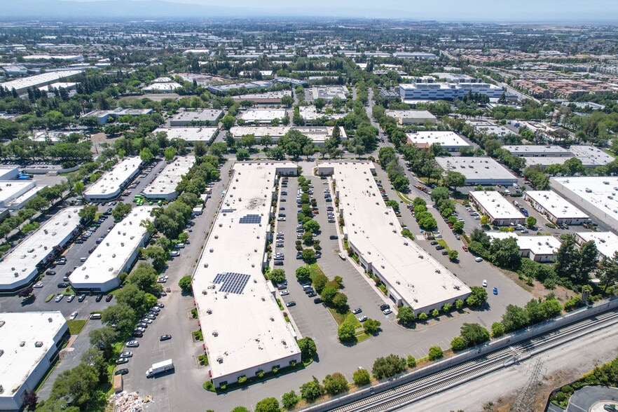 2526 Qume Dr, San Jose, CA à louer - Photo du bâtiment - Image 2 de 4