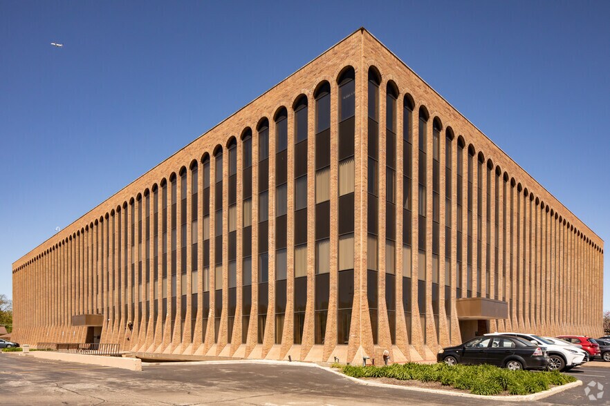 2340 S River Rd, Des Plaines, IL à louer - Photo du bâtiment - Image 3 de 52