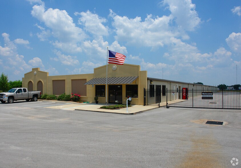 4114 Avalon Blvd, Milton, FL for sale - Primary Photo - Image 1 of 2