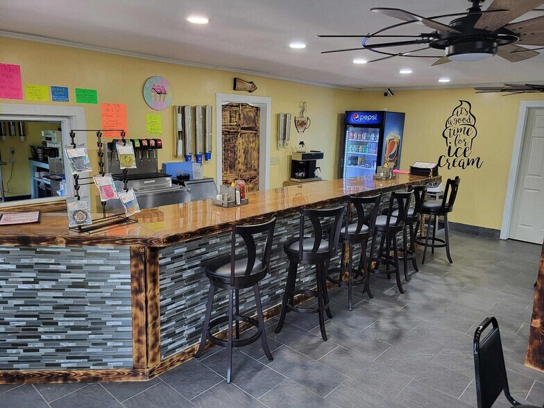 69 Erbacon Rd, Cowen, WV à vendre - Photo du bâtiment - Image 3 de 9