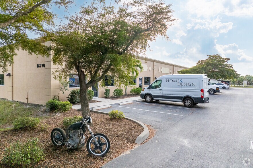 16770 Link Ct, Fort Myers, FL à louer - Photo du bâtiment - Image 3 de 7