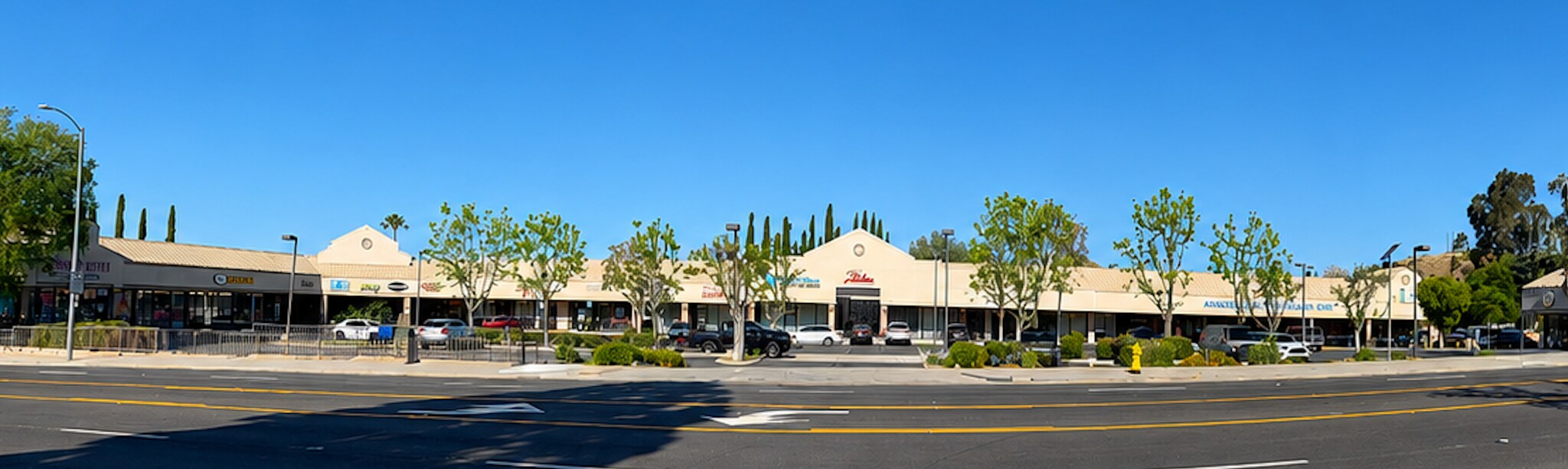 2315-2325 Kuehner Dr, Simi Valley, CA à louer Photo du bâtiment- Image 1 de 9