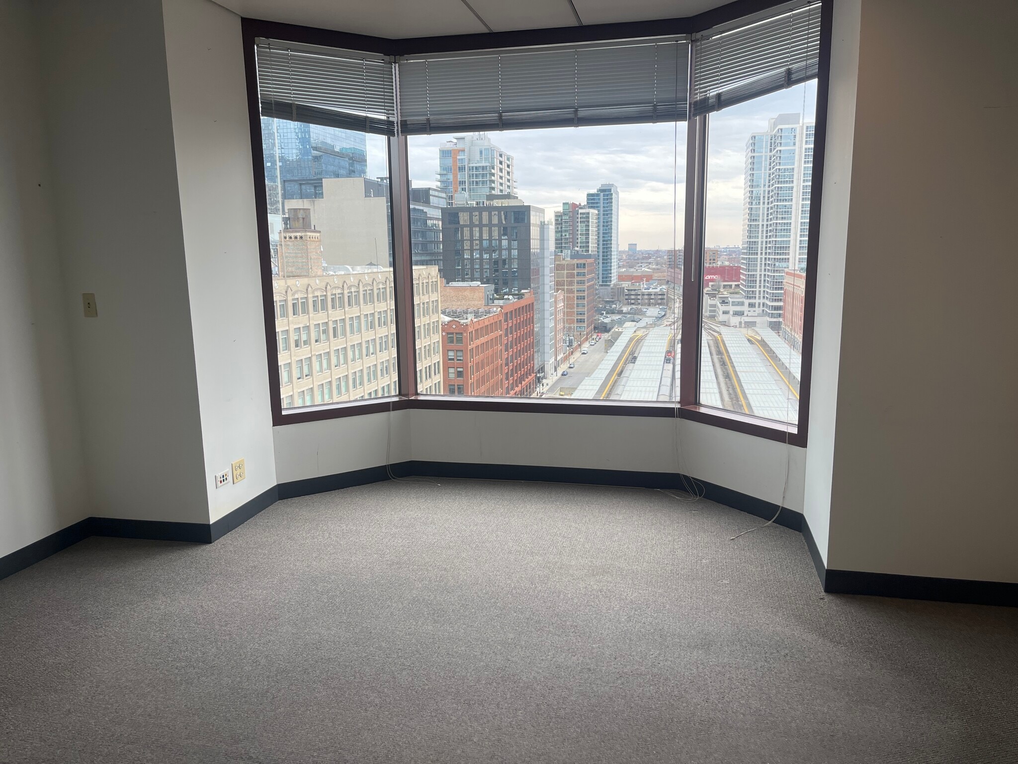 425 S Financial Pl, Chicago, IL for lease Building Photo- Image 1 of 3