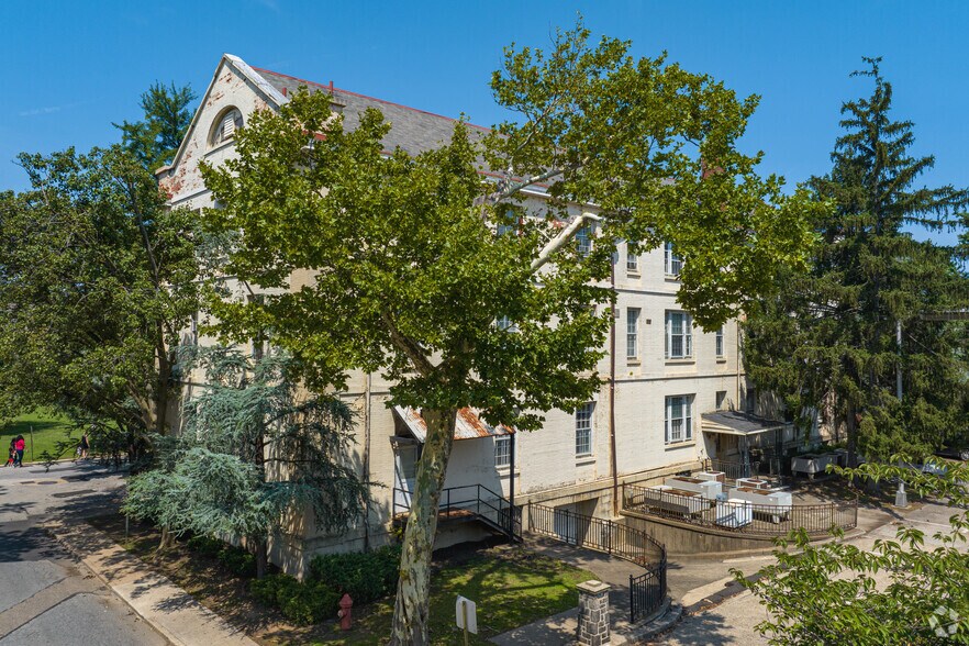 2275 Bridge St- Building 15, Philadelphia, PA à vendre - Photo du bâtiment - Image 2 de 3