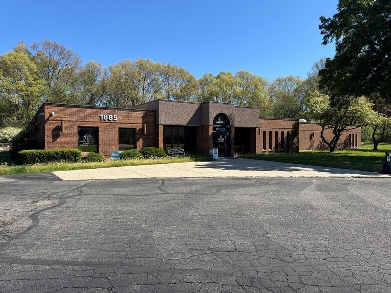 1885 N Pontiac Trl, Walled Lake, MI for lease - Building Photo - Image 1 of 2