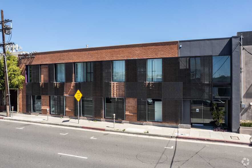 2236 S Barrington Ave, Los Angeles, CA for lease - Primary Photo - Image 1 of 35