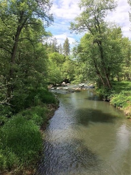 40 Lake Creek Loop, Eagle Point, OR for sale - Primary Photo - Image 1 of 1