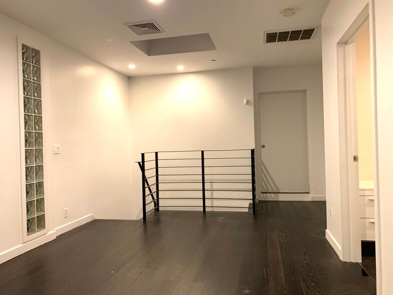 93 Herbert St, Brooklyn, NY for sale - Interior Photo - Image 3 of 10