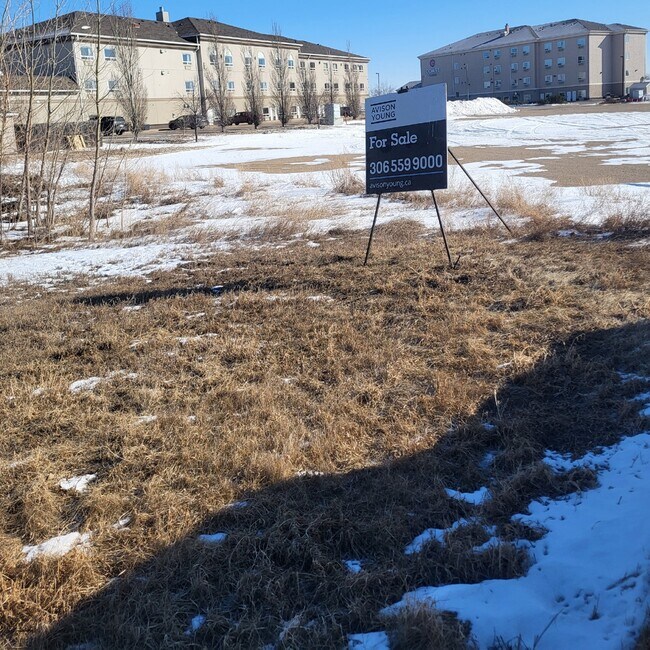 Plus de détails pour 1420 Sims Av, Weyburn, SK - Terrain à vendre
