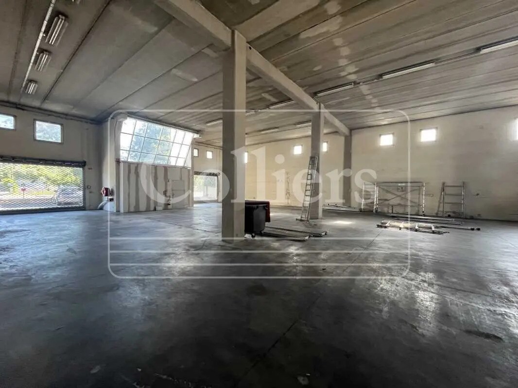 Flex in Aubagne for lease Interior Photo- Image 1 of 7