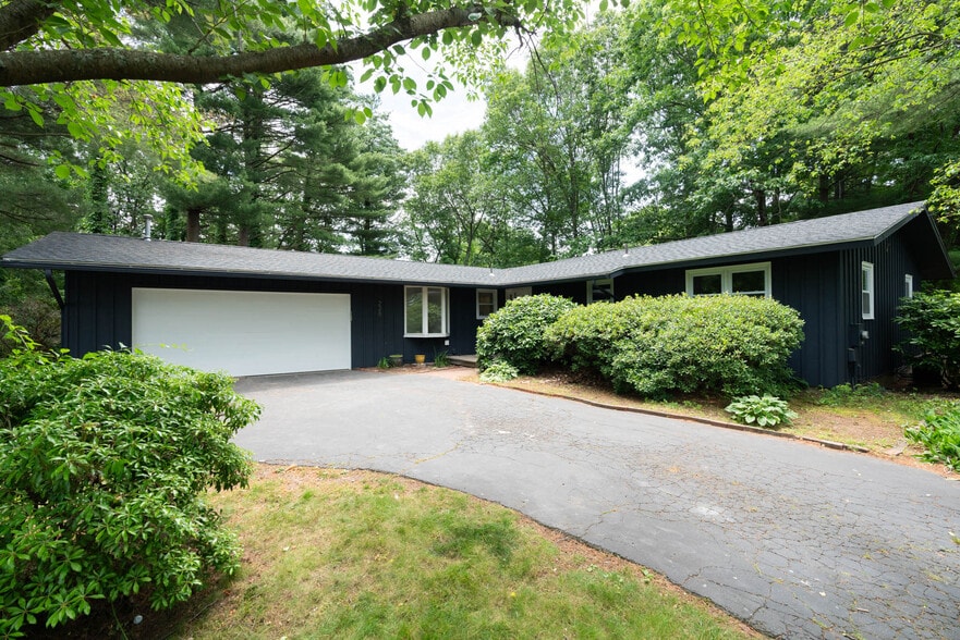 228 Pattonwood Dr, Southington, CT for sale - Primary Photo - Image 1 of 39