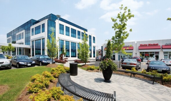 955 Major Mackenzie Dr W, Vaughan, ON à louer - Photo du bâtiment - Image 2 de 5