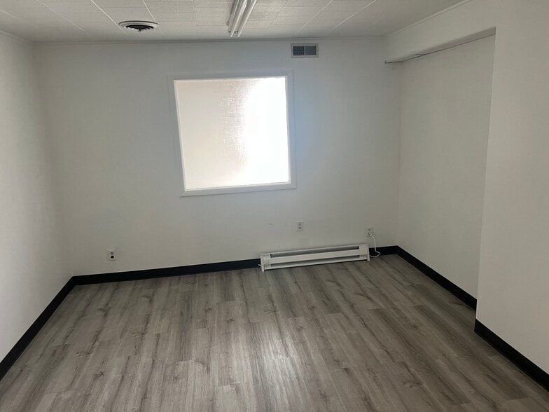 8456 Smokey Hollow Rd, Baldwinsville, NY for sale - Interior Photo - Image 3 of 4