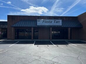 12 Wendy Ct, Greensboro, NC à louer Photo du bâtiment- Image 2 de 3