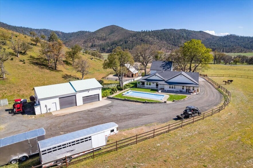 2437 W Moffett Creek Rd, Fort Jones, CA à vendre - Photo du bâtiment - Image 2 de 38
