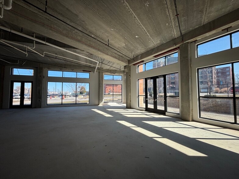2800 Franklin Blvd, Cleveland, OH à louer - Photo du bâtiment - Image 3 de 36