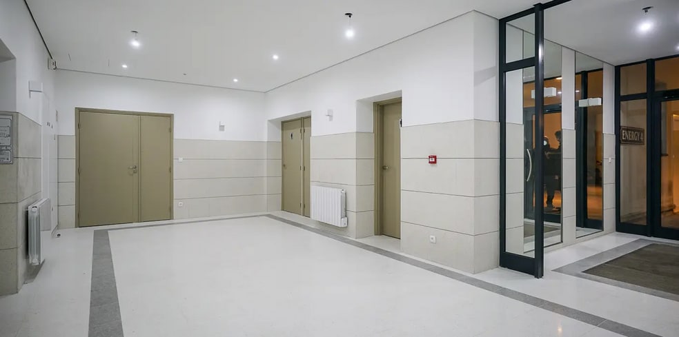 Office in Saint-Ouen for lease - Lobby - Image 1 of 2