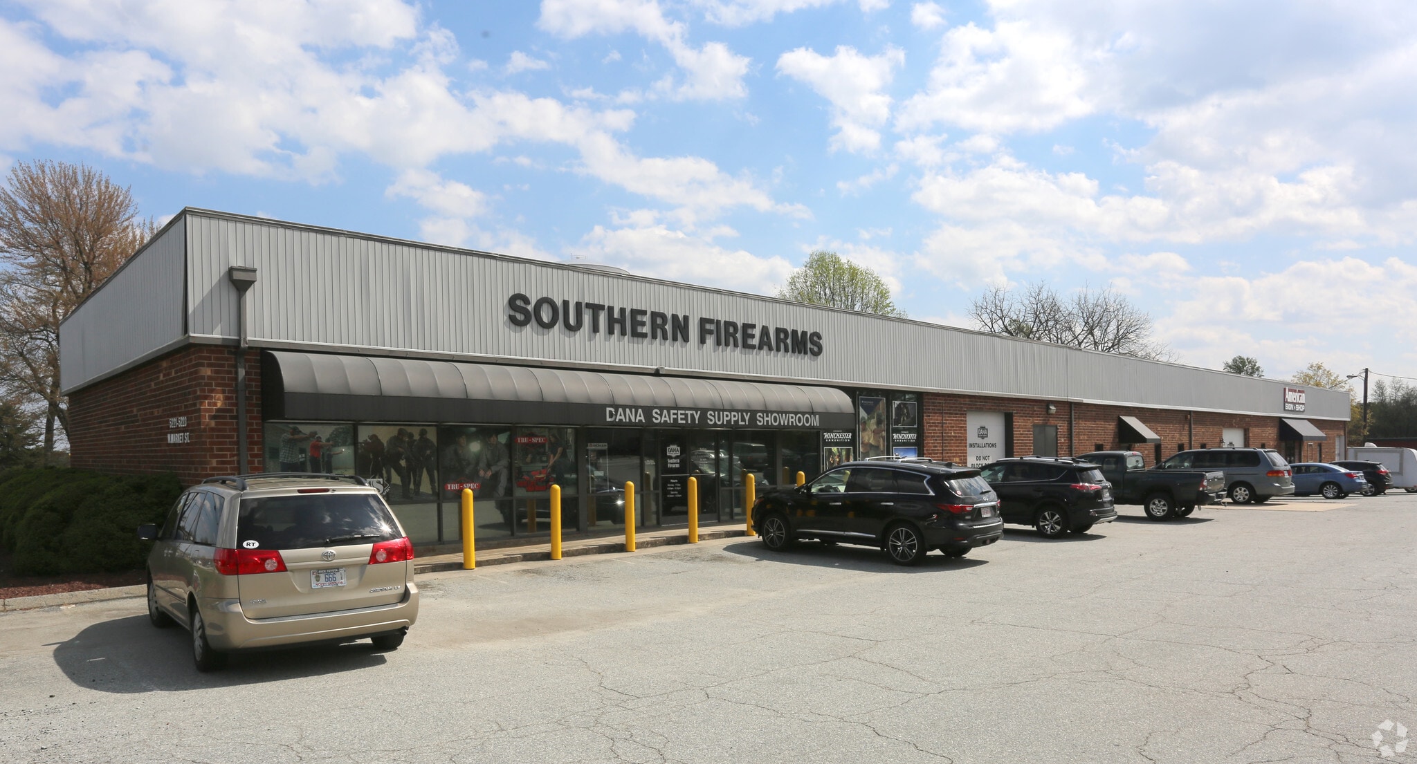 5221-5223 W Market St, Greensboro, NC for lease Primary Photo- Image 1 of 7