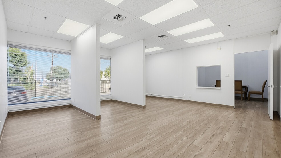 8929 Oso Ave, Chatsworth, CA for lease - Interior Photo - Image 3 of 10