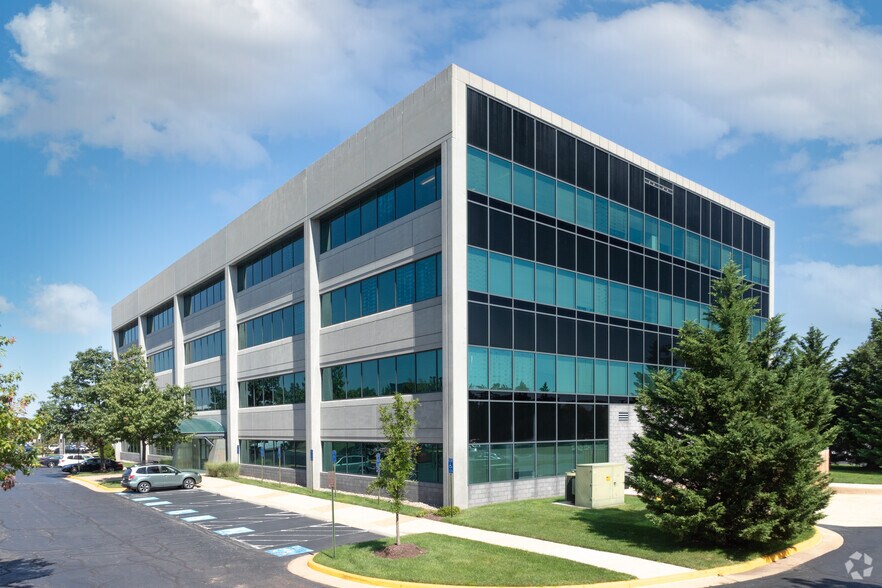 14151 Newbrook Dr, Chantilly, VA à louer - Photo du bâtiment - Image 2 de 5