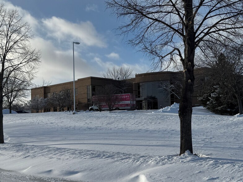469 Security Blvd, Howard, WI à vendre - Photo du bâtiment - Image 2 de 7