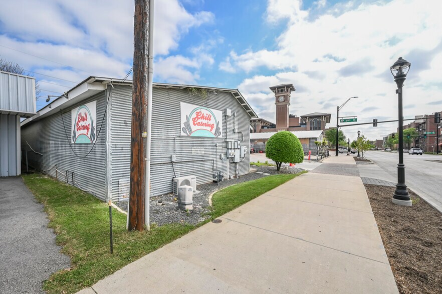 818 S Main St, Grapevine, TX à vendre - Photo du bâtiment - Image 3 de 6