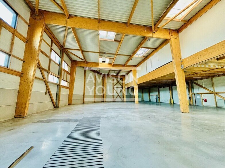 Flex in Romainville for lease - Interior Photo - Image 3 of 12