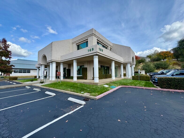 169 Hartnell Ave, Redding, CA for lease - Building Photo - Image 1 of 9