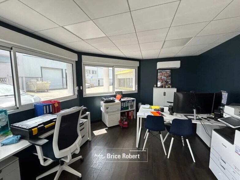 Local d'activités dans Chassieu à vendre - Photo du bâtiment - Image 3 de 9