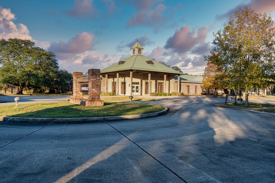 725 Westin Oaks Drive, Hammond, LA à louer - Photo du bâtiment - Image 1 de 24