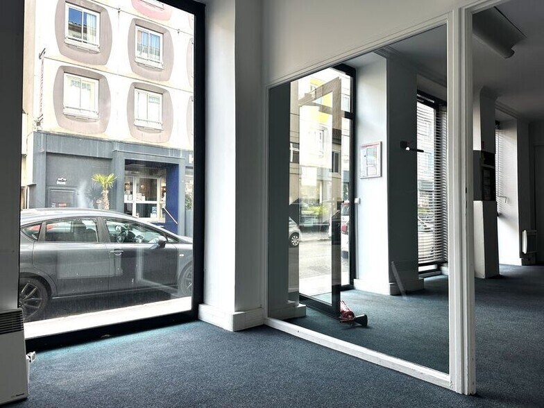 Office in Lyon for lease - Interior Photo - Image 1 of 6