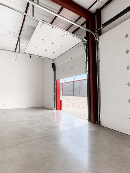 7044 Queenston Blvd, Houston, TX for lease - Building Photo - Image 2 of 8