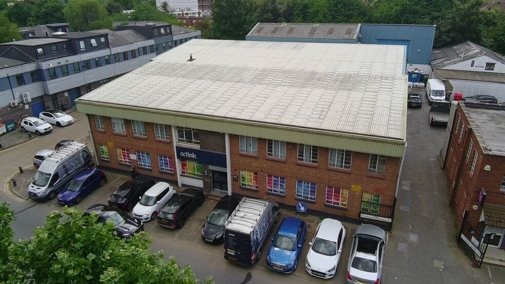 30 Commerce Rd, Brentford à vendre - Photo du bâtiment - Image 3 de 12