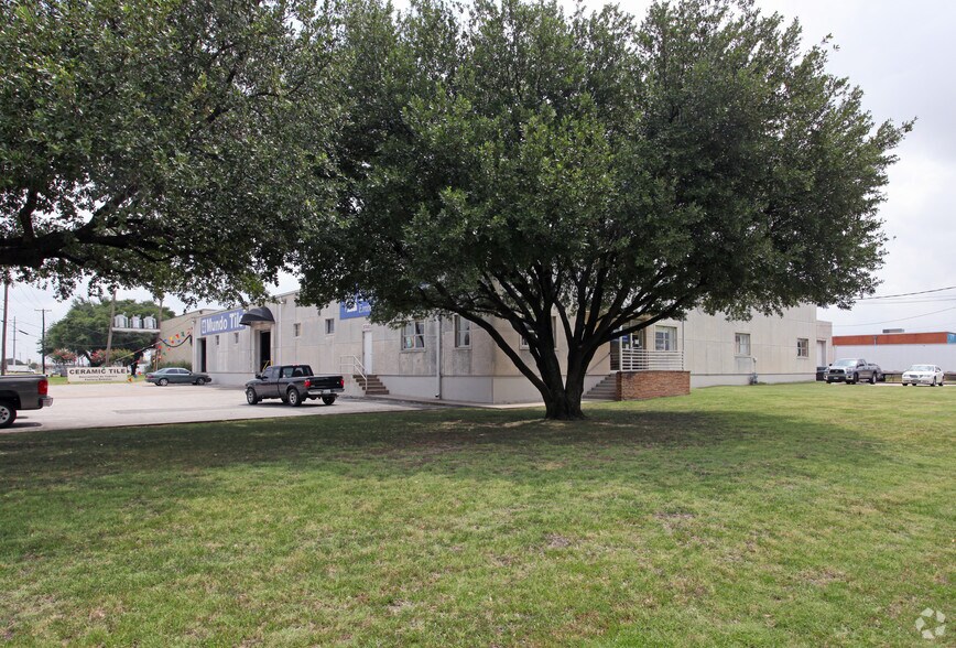 9210-9212 Sovereign Row, Dallas, TX à louer - Photo du bâtiment - Image 3 de 3