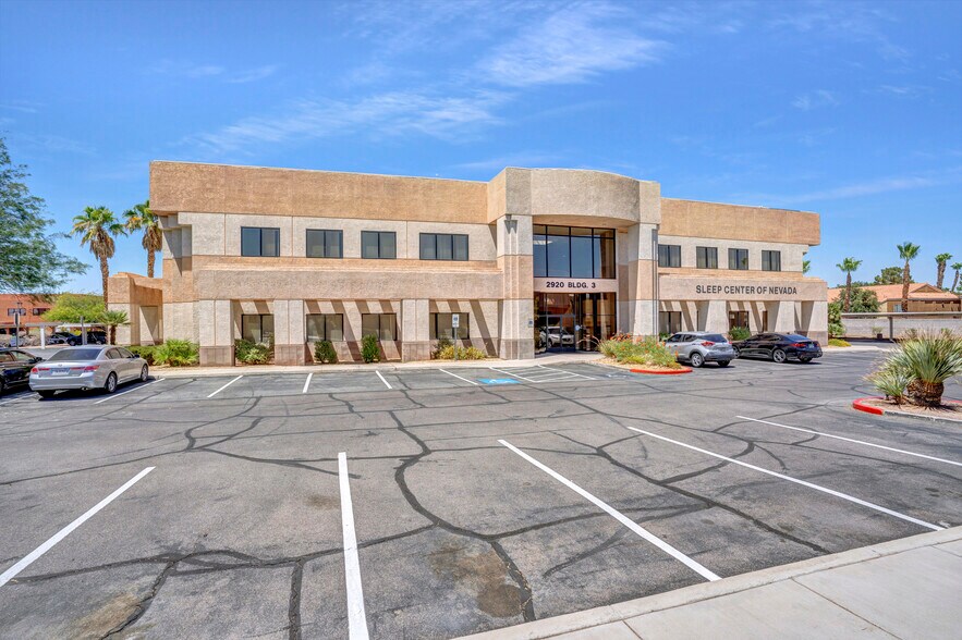 2920 N Green Valley Pky, Henderson, NV à louer - Photo du bâtiment - Image 2 de 10
