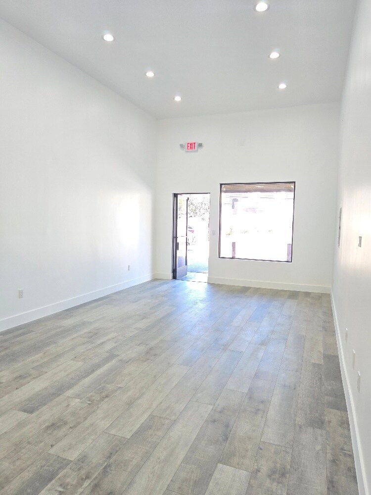 4050 Montrose Ave, La Crescenta, CA à louer Photo principale- Image 1 de 12