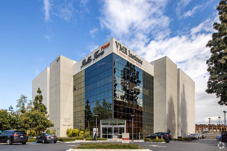 7677 Center Ave, Huntington Beach, CA à louer - Photo du bâtiment - Image 3 de 10