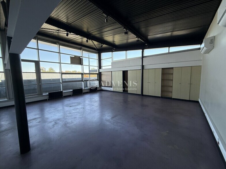 Office in Émerainville for lease - Interior Photo - Image 2 of 8