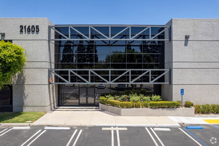 21605-21615 Plummer St, Chatsworth, CA à louer - Photo du bâtiment - Image 3 de 5