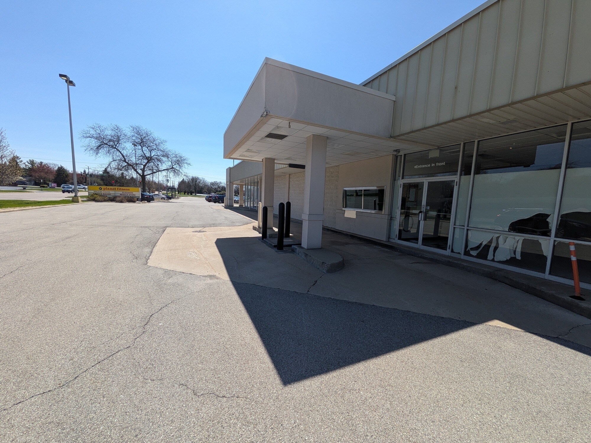 875-901 E Geneva Rd, Carol Stream, IL for lease Building Photo- Image 1 of 4