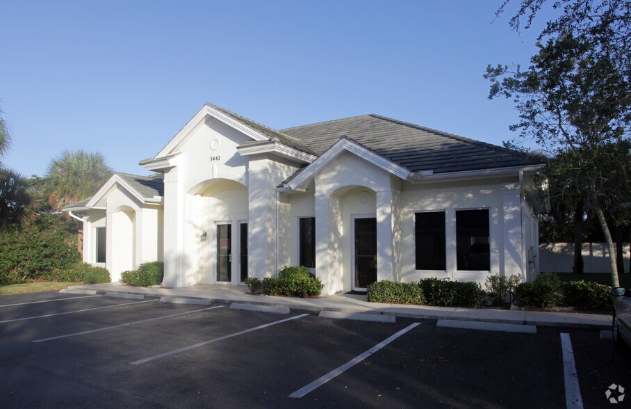3459 Pine Ridge Rd, Naples, FL à louer - Photo principale - Image 1 de 34