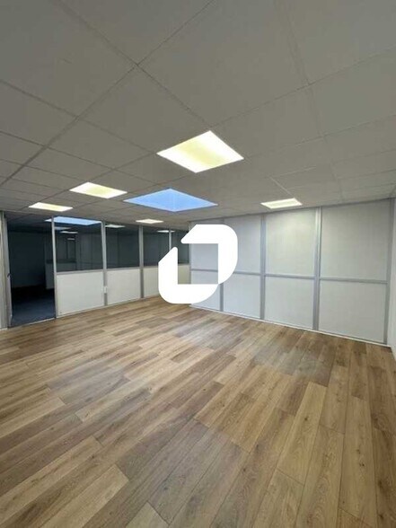 Office in Morainvilliers for lease - Building Photo - Image 2 of 13