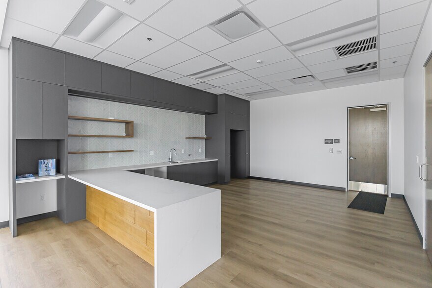 300 E Dyer Rd, Santa Ana, CA à louer - Photo du bâtiment - Image 3 de 7