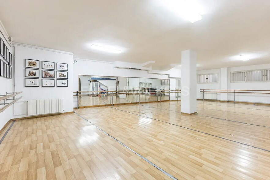 Amplio locales cerca de la Plaza Lesseps portefeuille de 2 propriétés à vendre sur LoopNet.ca - Photo intérieure - Image 2 de 25