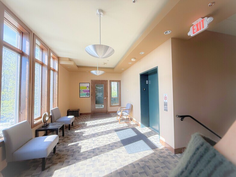 3515 Coolidge Rd, East Lansing, MI à louer - Hall d’entrée - Image 3 de 26